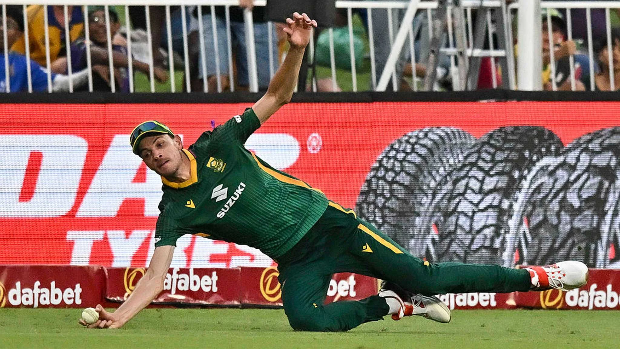 Marco Jansen Kingsmead me Matt Renshaw ka spectacular diving catch complete karte hue South Africa Australia ODI, Guru News Network and The Guru Gyan