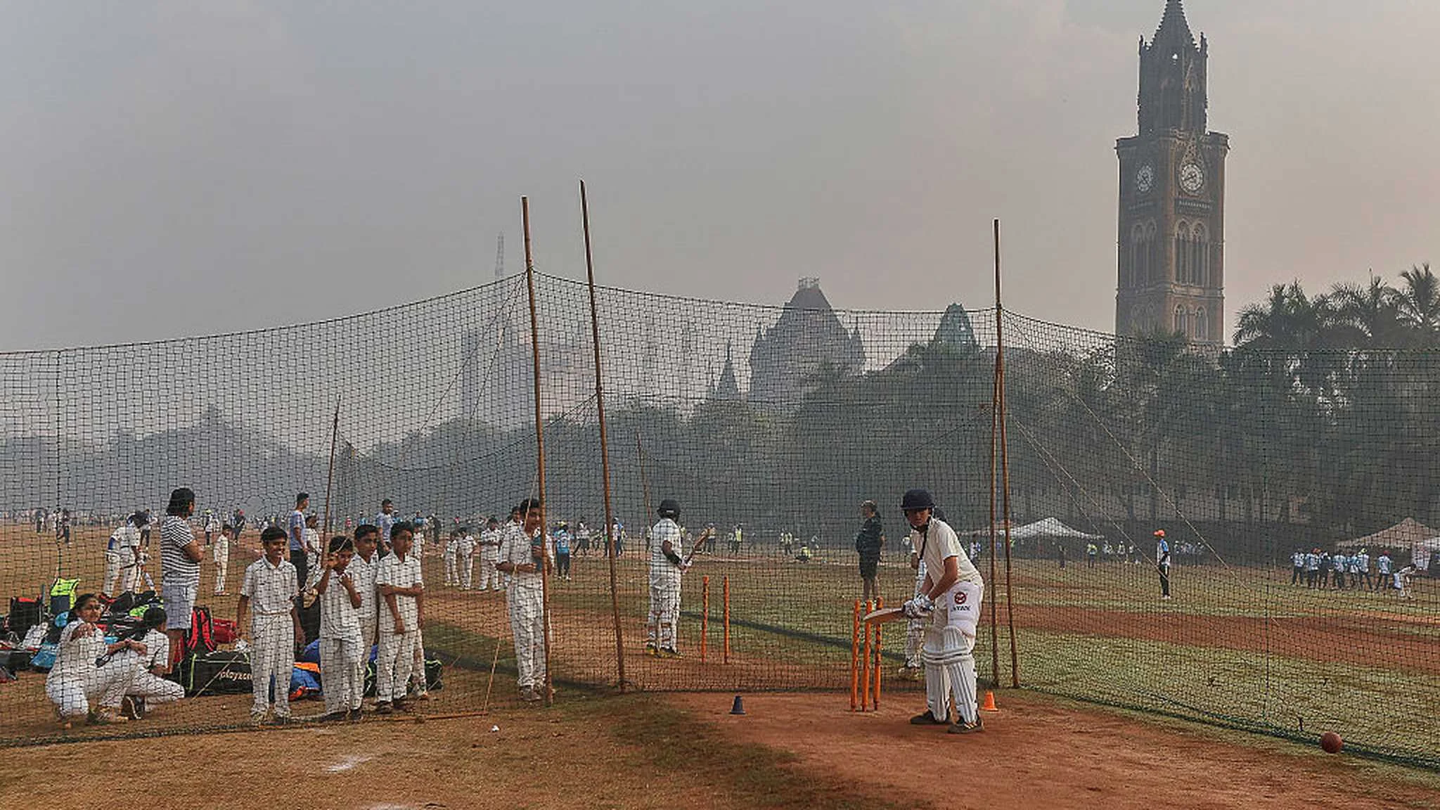 Indian junior cricket academies mein bachchon ki training aur parental expectations ka vishleshan