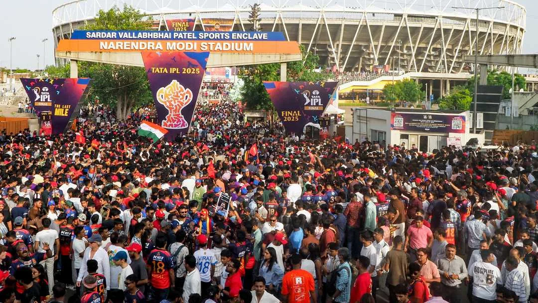 Ahmedabad ke Narendra Modi Stadium me IPL 2026 final atmosphere aur RCB vs Gujarat Titans era-shift storyline, The Guru Gyan cricket news coverage